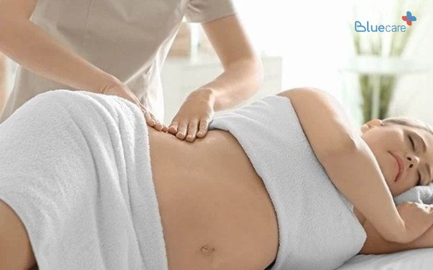 Massage lưng cho bà bầu